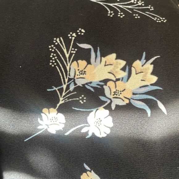 LOFT Woman’s Navy Floral Top - Size Medium - Picture 6 of 6